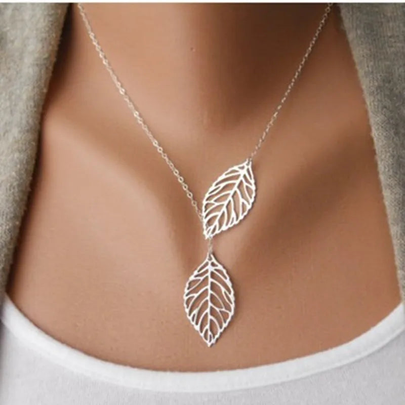 Collier à Deux Feuilles – Élégance et Simplicité