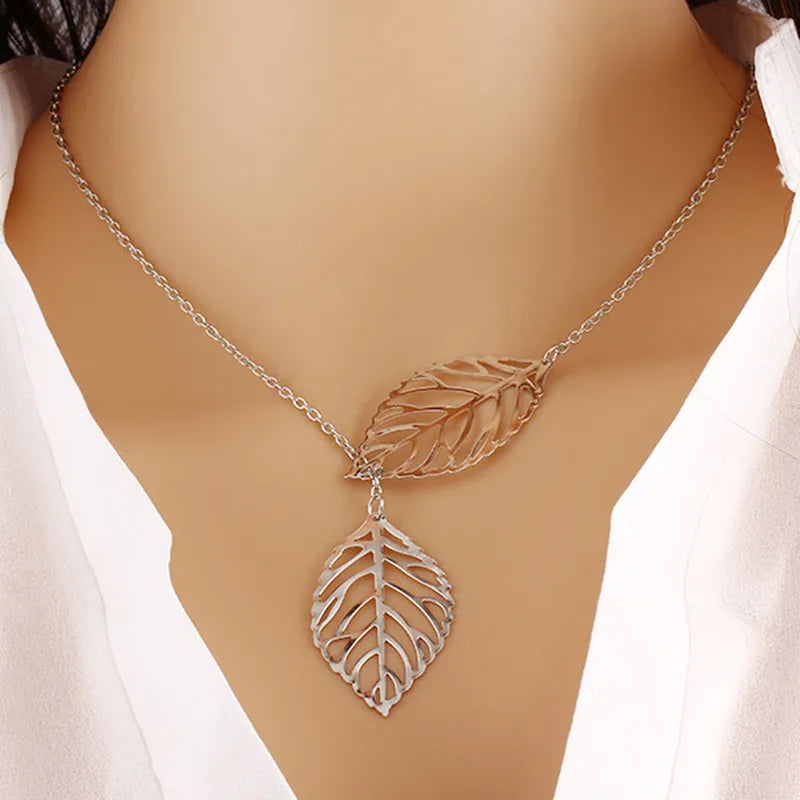 Collier à Deux Feuilles – Élégance et Simplicité