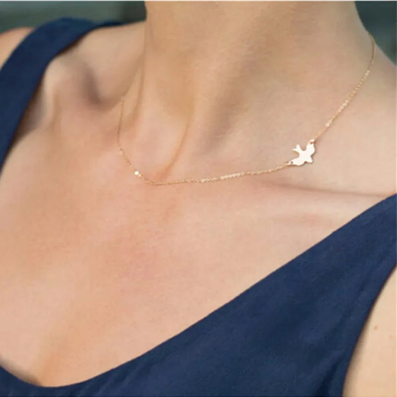 Collier à Deux Feuilles – Élégance et Simplicité