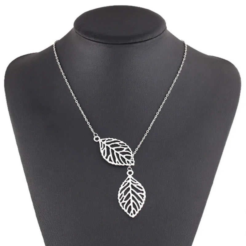 Collier à Deux Feuilles – Élégance et Simplicité