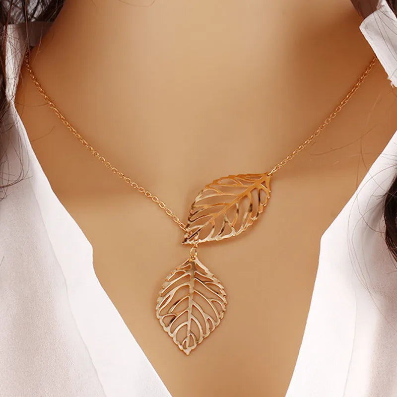Collier à Deux Feuilles – Élégance et Simplicité