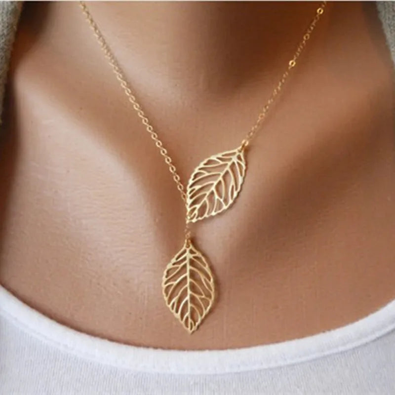 Collier à Deux Feuilles – Élégance et Simplicité