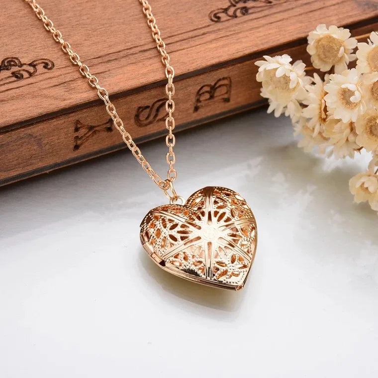 Collier à Deux Feuilles – Élégance et Simplicité