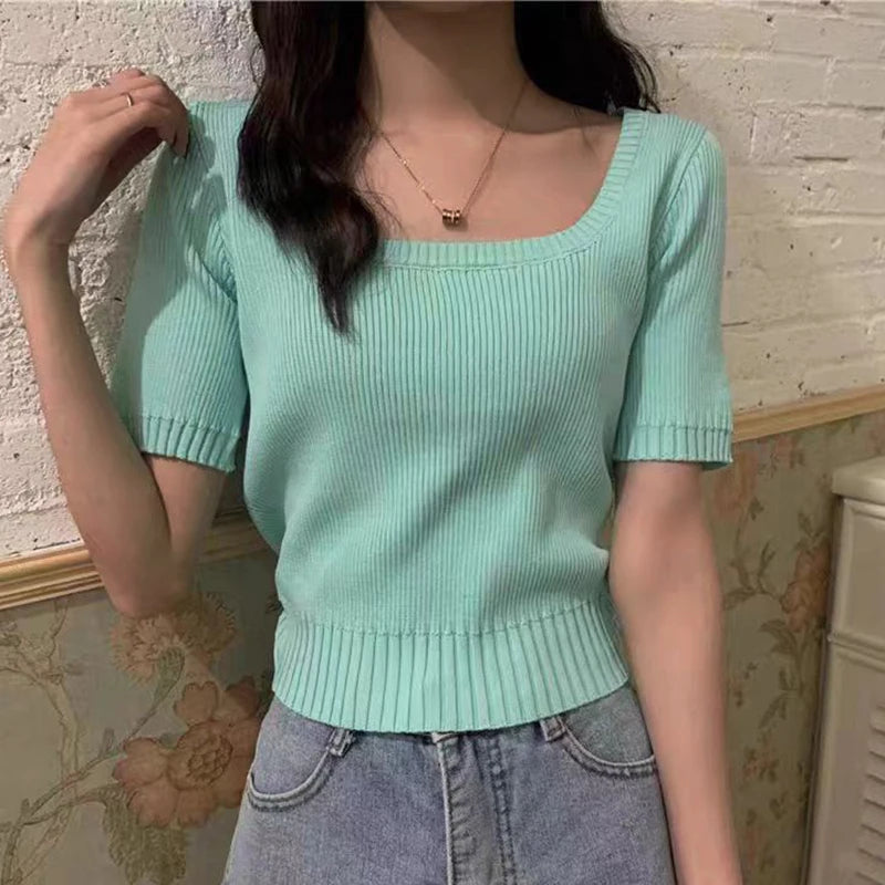T-shirt Court Femme – Col Carré, Manches Courtes, Style