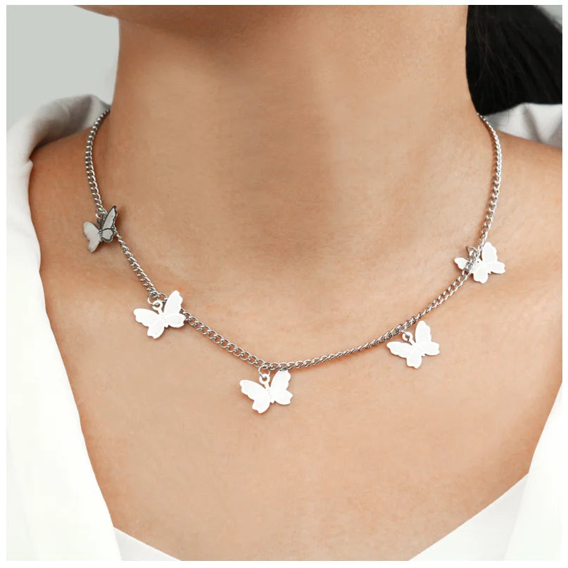 Collier à Deux Feuilles – Élégance et Simplicité