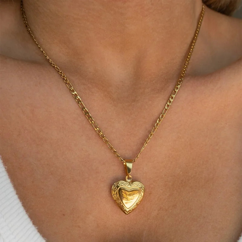 Collier Vintage Fleur en Nacre & Cœur – Acier Inoxydable Doré