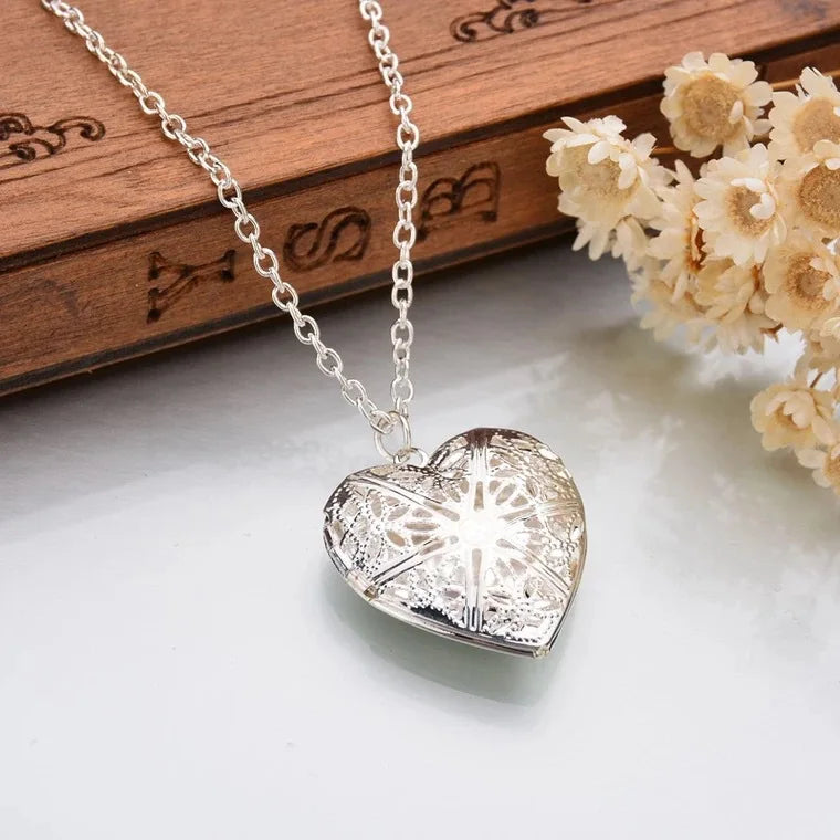 Collier à Deux Feuilles – Élégance et Simplicité