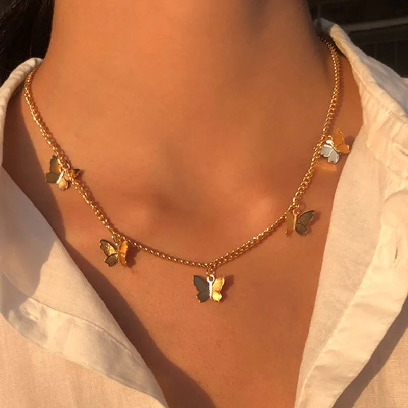 Collier à Deux Feuilles – Élégance et Simplicité