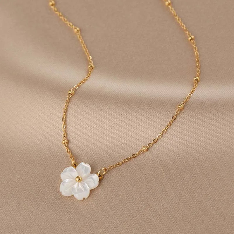 Collier Vintage Fleur en Nacre & Cœur – Acier Inoxydable Doré