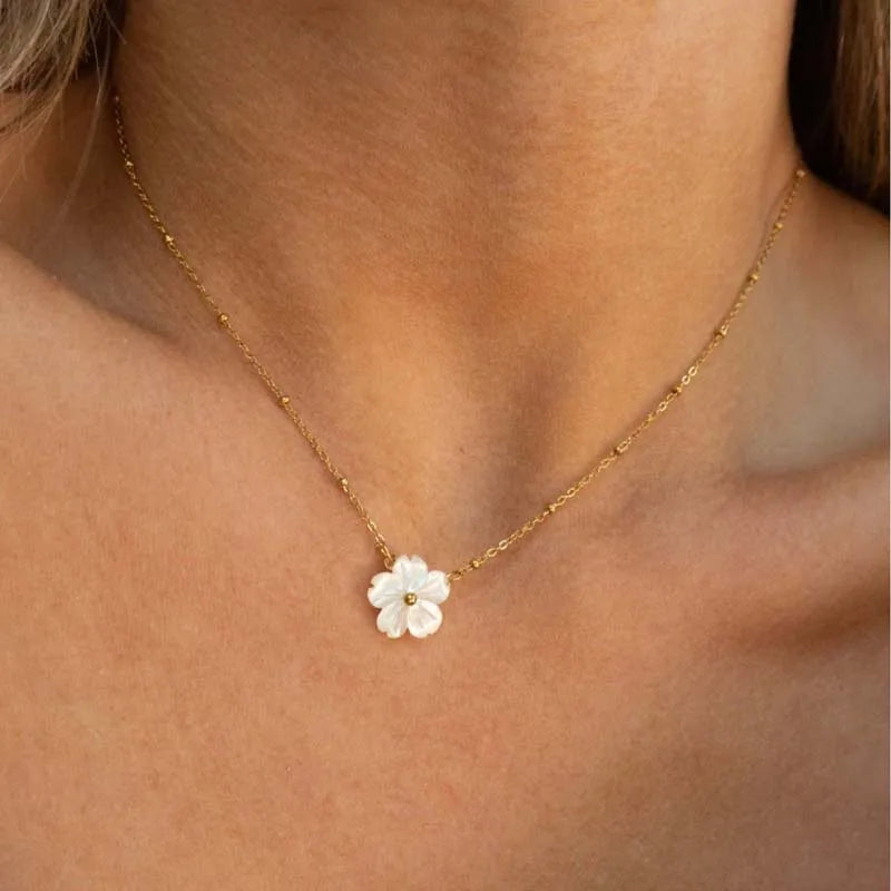 Collier Vintage Fleur en Nacre & Cœur – Acier Inoxydable Doré