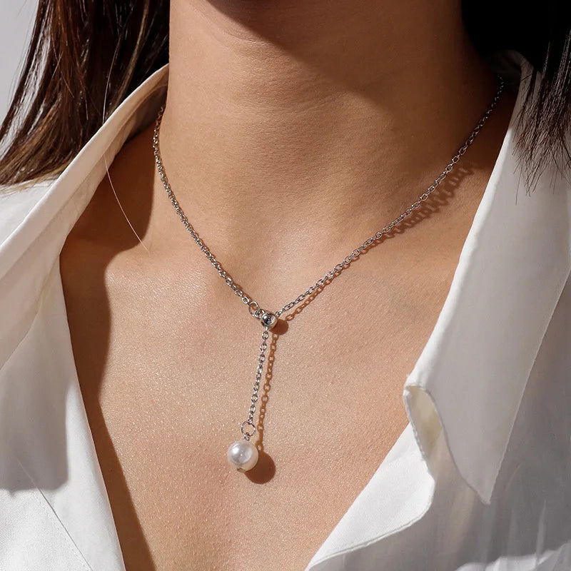 Collier à Deux Feuilles – Élégance et Simplicité