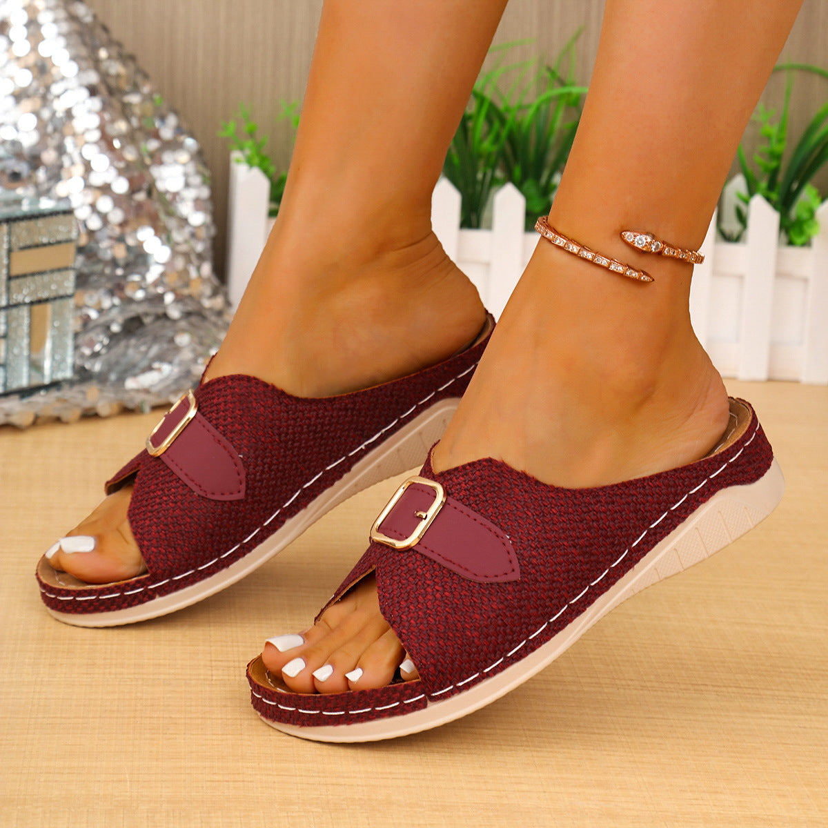 Sandales Compensées à Boucle – Confort & Style