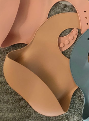 Bavoir en silicone souple et imperméable