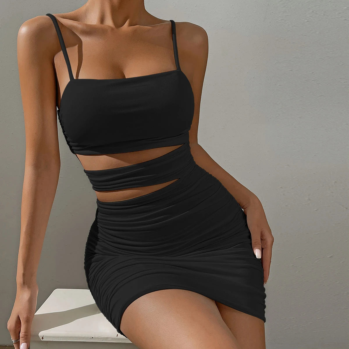 Robe Sexy à Bretelles Fines – Mini Robe Moulante & Dos Nu