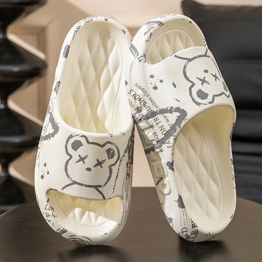 Claquettes Motif Ours – Confort, Style et Originalité