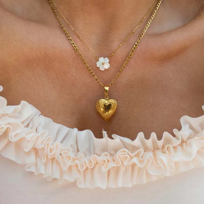 Collier Vintage Fleur en Nacre & Cœur – Acier Inoxydable Doré