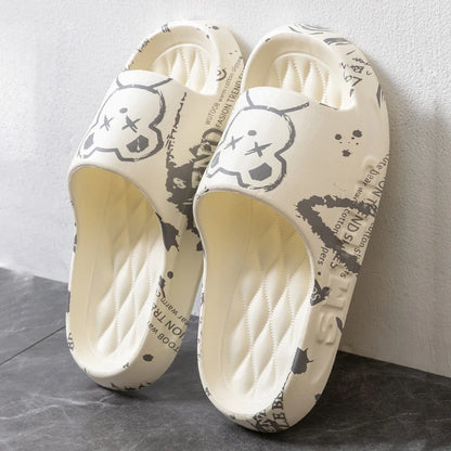 Claquettes Motif Ours – Confort, Style et Originalité