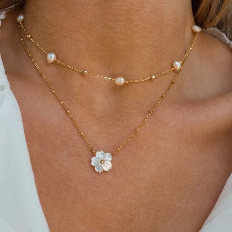 Collier Vintage Fleur en Nacre & Cœur – Acier Inoxydable Doré