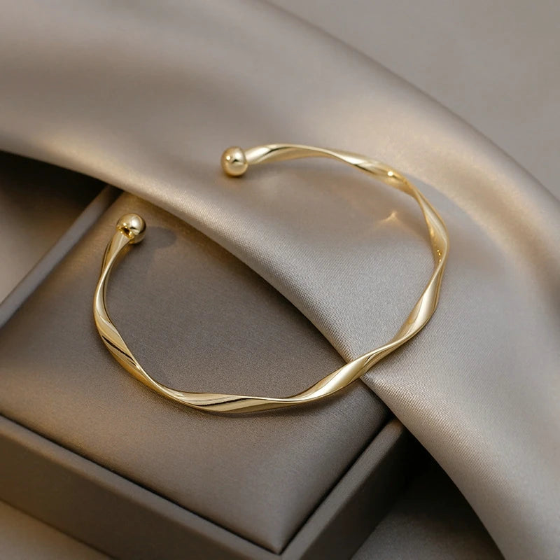 Bracelet Torsadé Doré – Style Classique