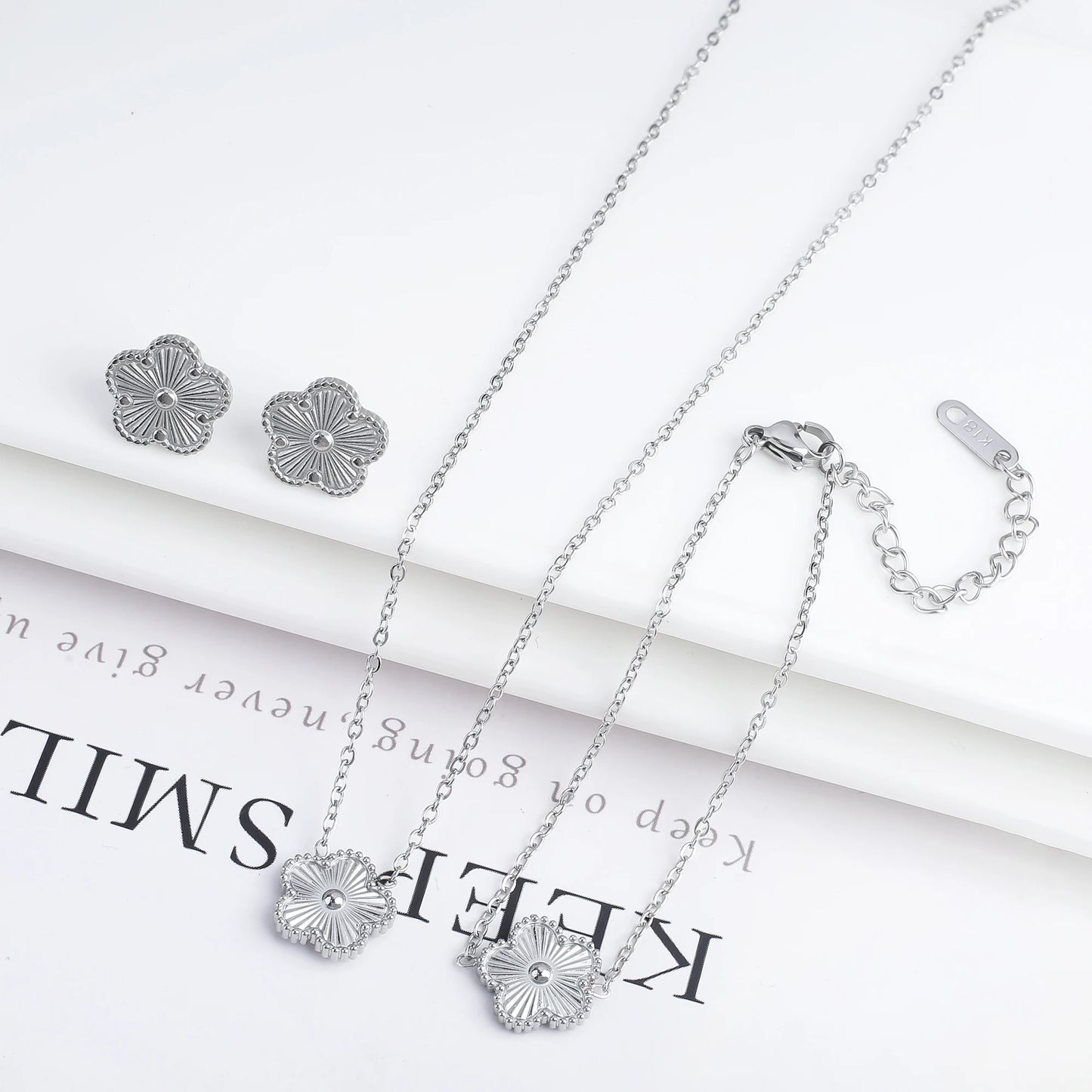 Parure Bijoux 3 Pièces Plaqué Or 18K – Élégance Florale