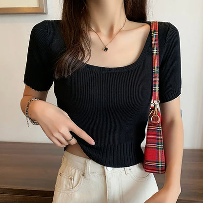 T-shirt Court Femme – Col Carré, Manches Courtes, Style
