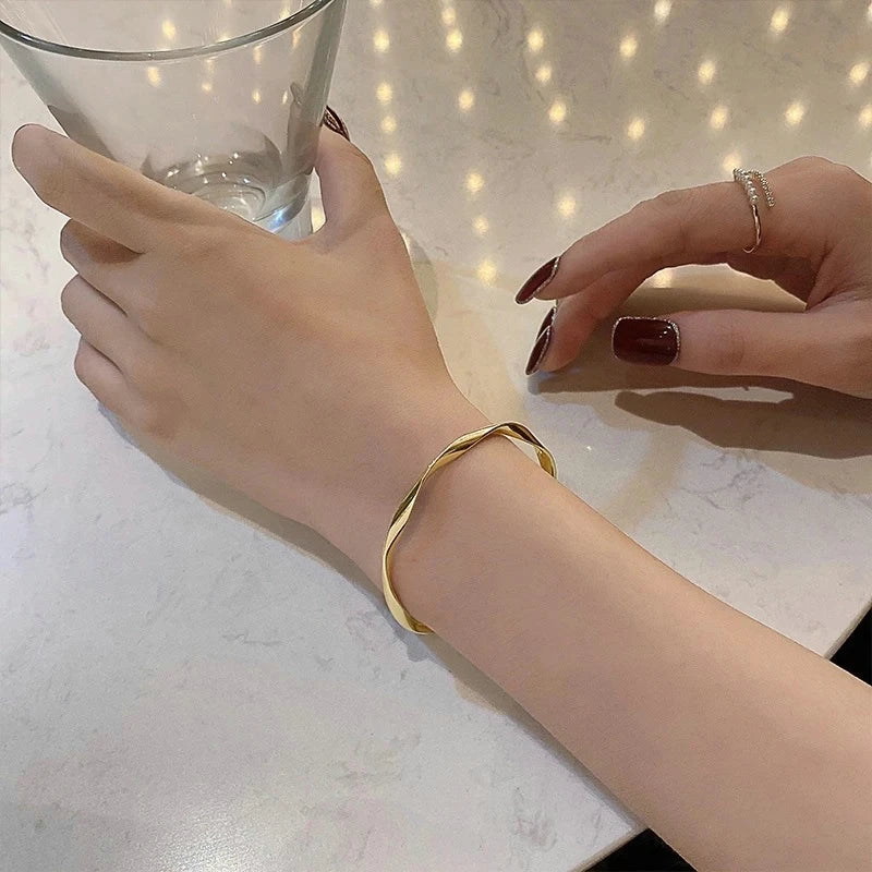 Bracelet Torsadé Doré – Style Classique
